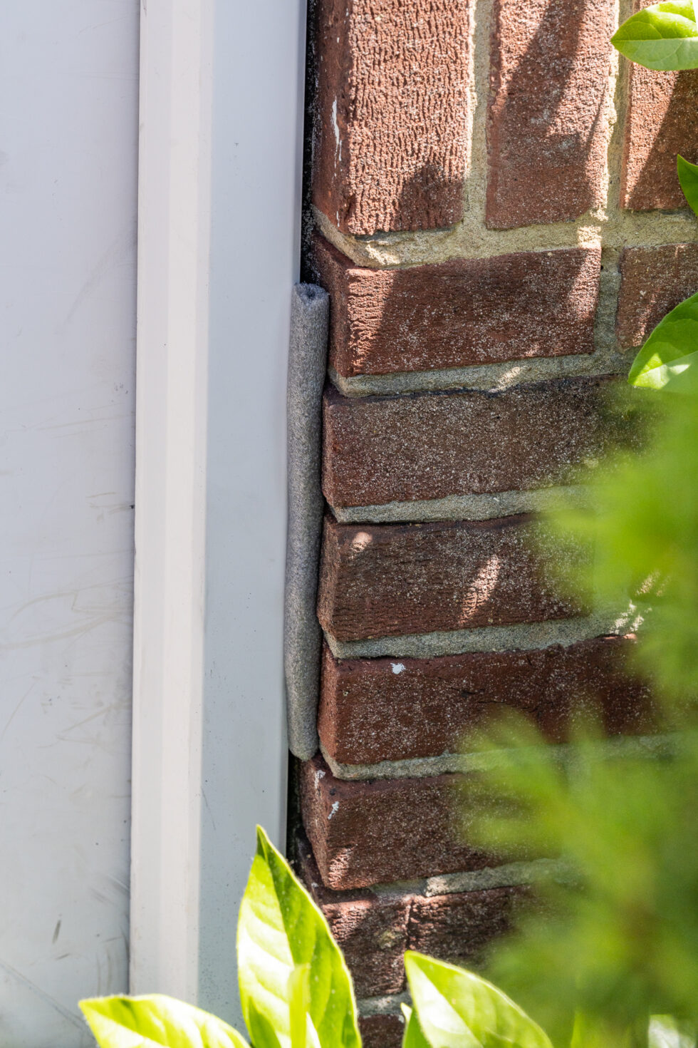 Foto's van het isoleren van panden, het inbouwen van verblijfsplaatsen en nestkasten voor vleermuizen, huismussen en gierzwaluwen