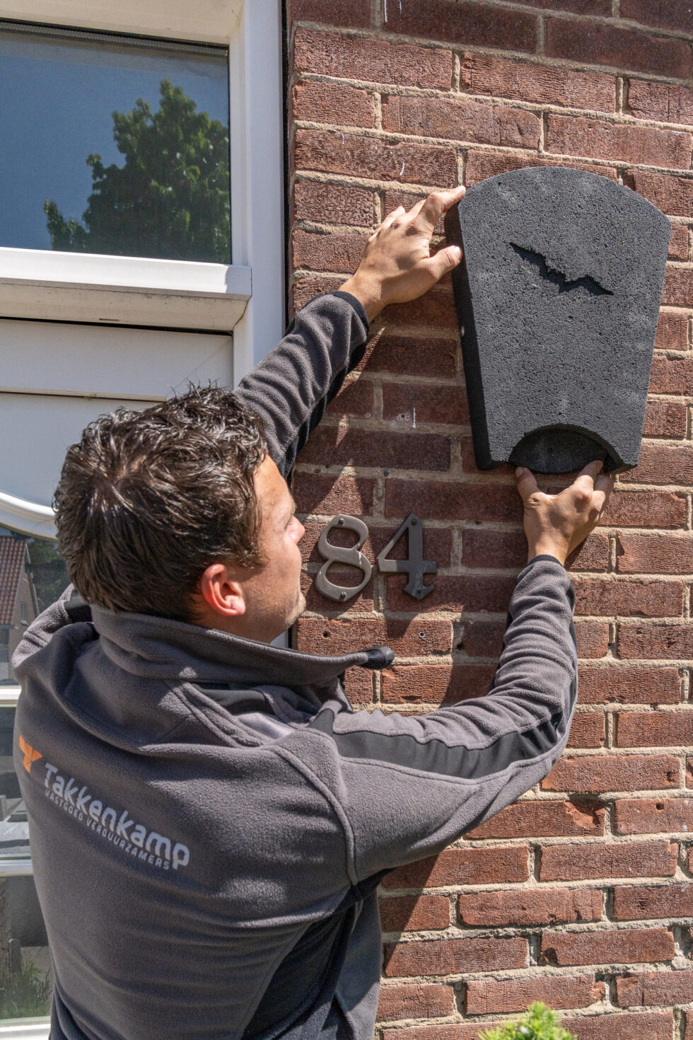 Foto's van het isoleren van panden, het inbouwen van verblijfsplaatsen en nestkasten voor vleermuizen, huismussen en gierzwaluwen